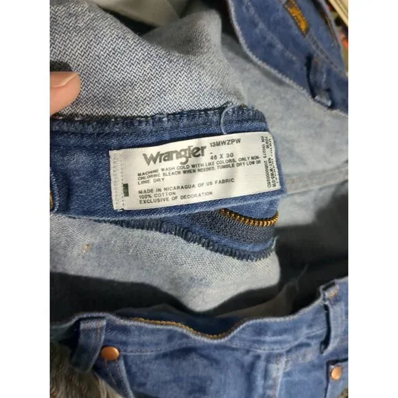 Wrangler Men Denim Jeans Size 46x30 Relaxed Fit Blue Cotton Classic Straight Leg - Picture 4 of 10
